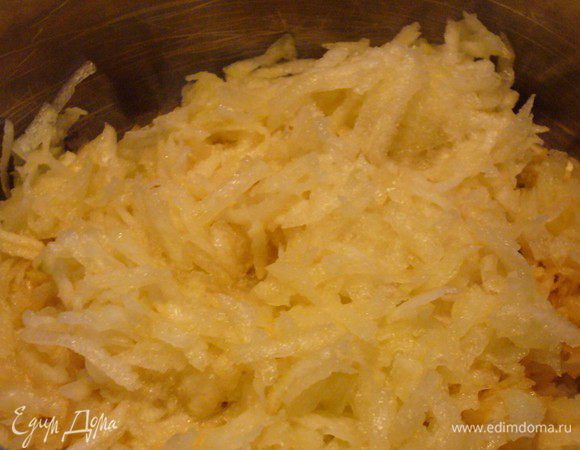 Натереть очищенные груши на тёрке.
