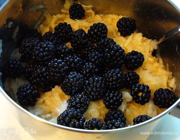 Ежевику перебрать. Добавить к груше. 