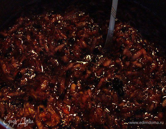 Добавить сахара, тщательно перемешать. Оставить минимум на час, чтобы груши дали сок.