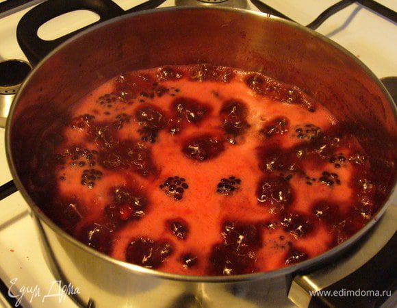 На сильном огне довести до кипения. Постоянно помешивая, кипятить 4 минуты. Добавить водку (если очень хочется). 