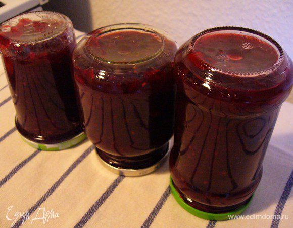 Разложить по банкам. Перевернуть крышкой вниз.