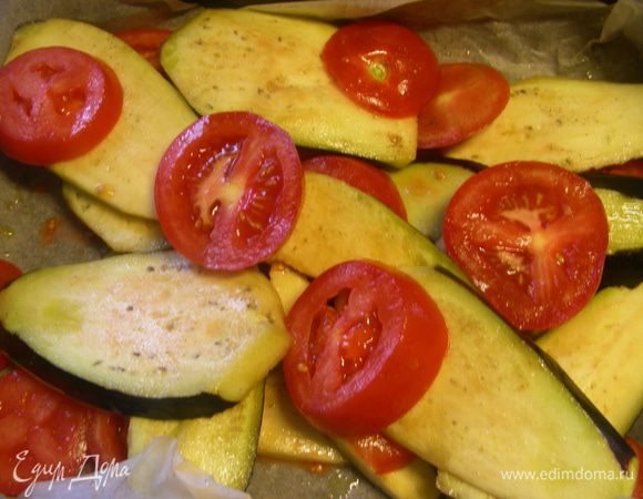 Баклажаны режем пластинами, помидоры напополам. Выкладываем их в форму для запекания. Солим, перчим, посыпаем имбирем, взбрызгиваем оливковым маслом. Запекаем в духовке 200 гр около 40 минут (до мягкости).
