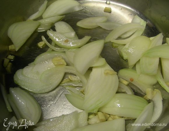 Лук режем полукольцами. Чеснок мелко рубим. В кастрюле разогреваем 1-2 ст.л. оливкового масла и обжариваем их минут 5. 

