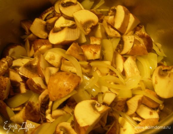 Грибы режем пластинами и добавляем в кастрюлю. Готовим еще около 15 минут.
