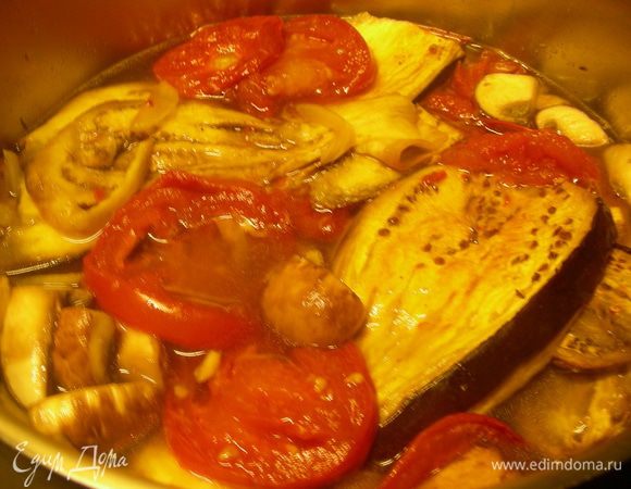 Добавляем в кастрюлю запеченные овощи и бульон. Уменьшаем огонь и готовим минут 10.
