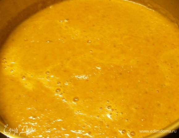 Снимаем с огня и взбиваем суп в пюре. Добавляем сливки. Возвращаем суп на огонь и прогреваем на медленном огне. По вкусу добавляем соль, перец, в самом конце можно добавить зелень.
