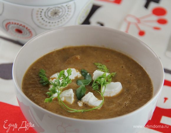 Разливаем суп по тарелкам и подаем, посыпав кубиками феты. Приятнго аппетита))