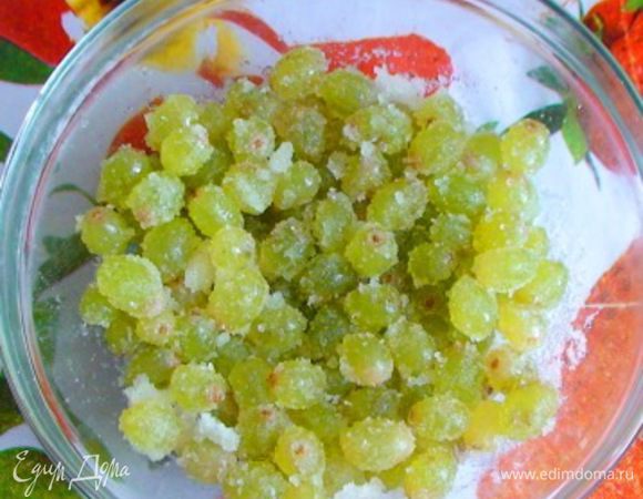 Виноград помыть, снять с веточек и засыпать сахаром. Оставить на ночь.