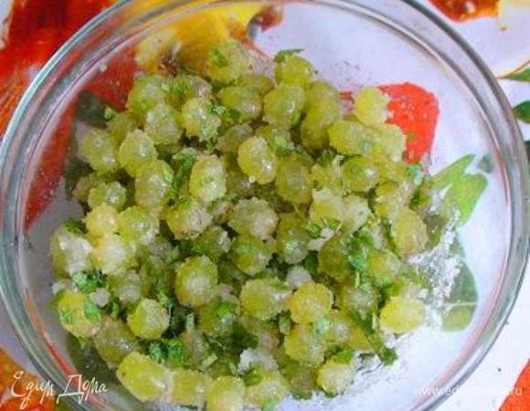 Смешать мяту с виноградом.