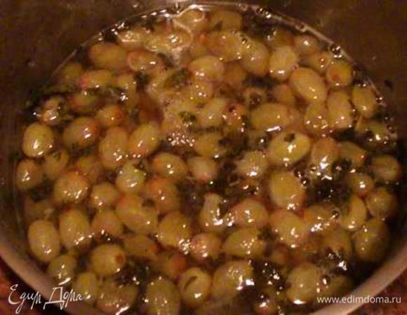 Залить сиропом виноград и оставить до утра.