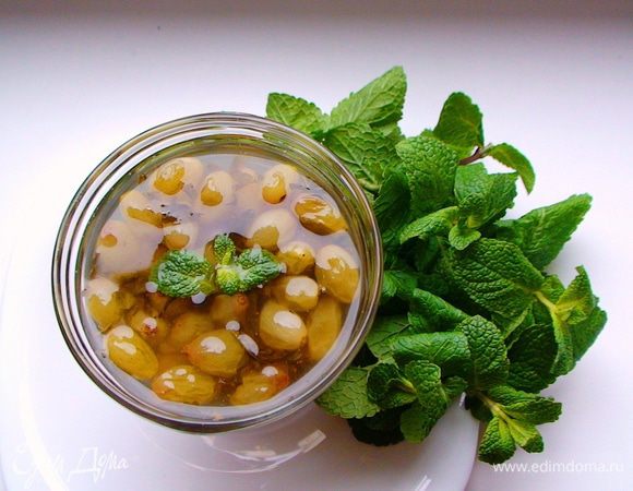 Утром довести до кипения, проварить 2 мин. и разлить по стерилизованным банкам. Закатать.