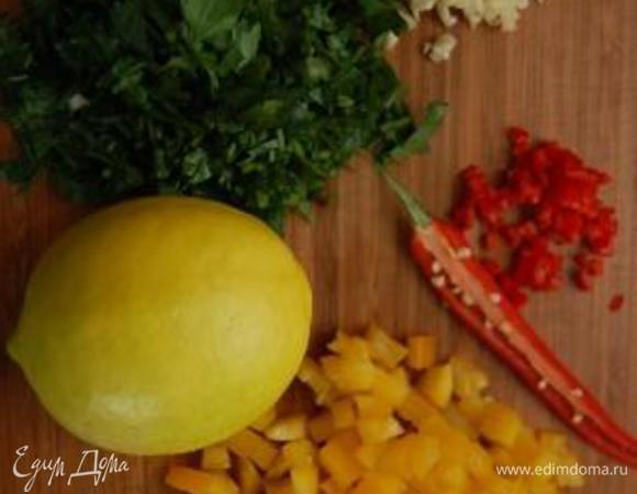 Болгарский перец нарезать мелким кубиком, чили – соломкой, чеснок как можно мельче, петрушку порубить ножом.