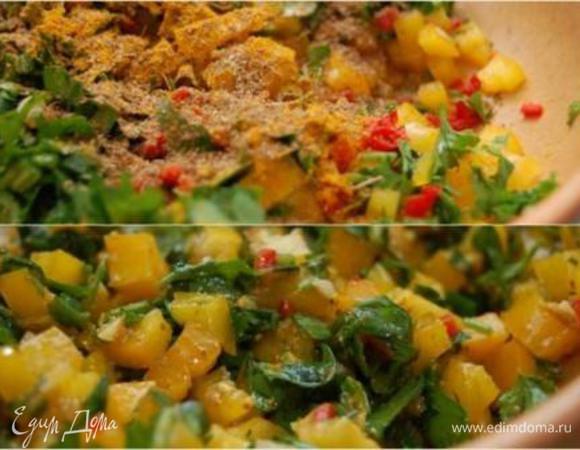 В тарелке соединить перцы, чеснок, зелень, все специи, уксус, сок лимона и 50 г оливкового масла. Приправить солью. Перемешать.