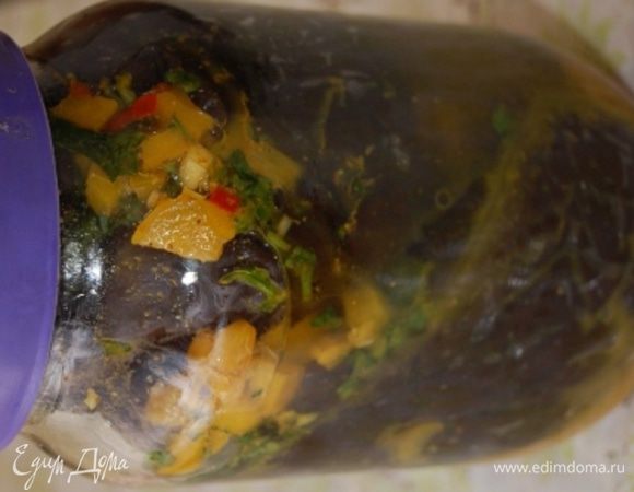 Сложить в стеклянную тару, залить оливковым маслом,  отправить на 5 дней в холодильник. У меня все три баклажана поместились в литровую банку.  Не используйте пластиковые контейнеры, они слишком сильно поглощают запахи, и вы их потом не отмоете. 