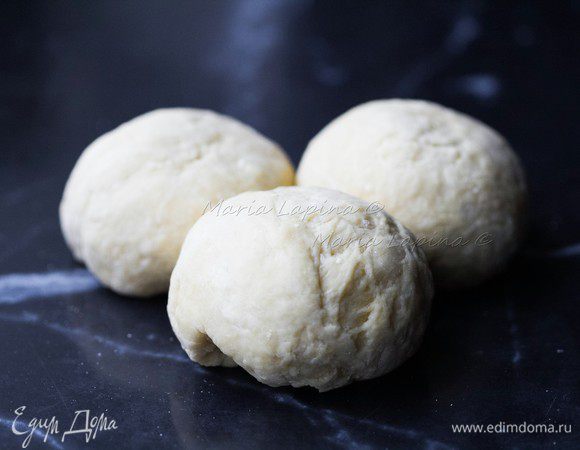 Готовое и отдохнувшее тесто разделите на 3 части.