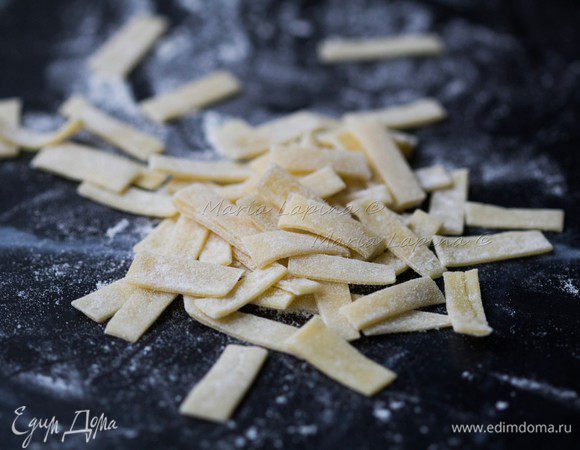 Для супов подойдут маленькие прямоугольники, нарезанные из полосок тальятелле.