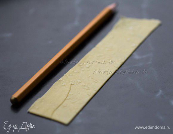 Чтобы приготовить пенне или ригатони, нам понадобится карандаш или другой похожий предмет (палочки для еды, трубочка). Сначала пасту нарежьте на пластинки размером, чтобы полностью обернуть карандаш.