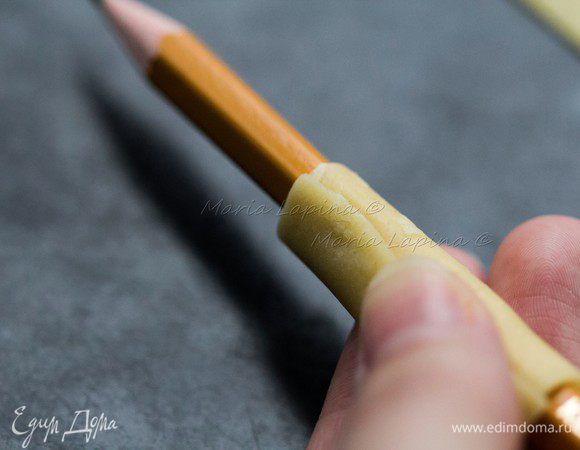 Их нарежьте на 3–4 части, каждую оборачиваем вокруг карандаша и как следует скрепите пальцами. Затем снимите с карандаша, у нас получаются полые трубочки.