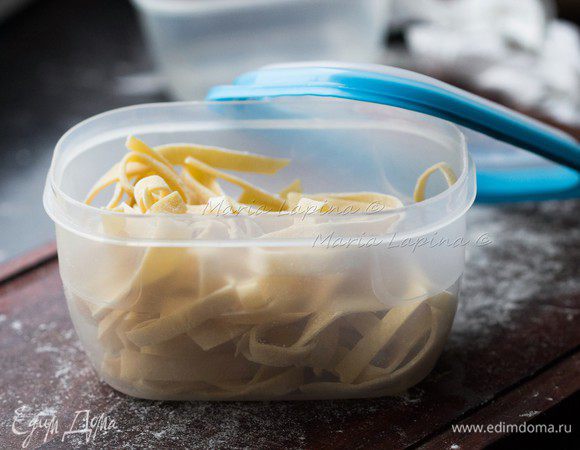 Теперь приступим к вариантам хранения пасты. В первую очередь, нужно определить, как долго вы собираетесь ее хранить: 5 дней, месяц или полгода. Если вам нужна паста в течение 3–5 дней, то ее можно хранить в свежем виде. Вам надо подсушить ее около 30-40 минут, положить в сухой герметичный контейнер (важно, чтобы он плотно закрывался, иначе паста может засохнуть) и отправить в холодильник.