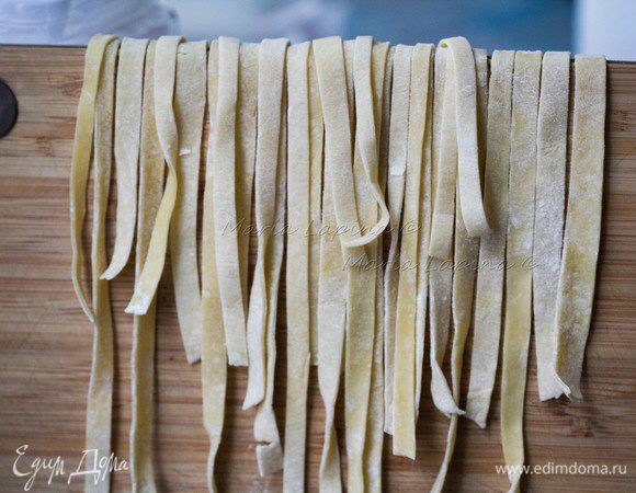 Одним из самых распространенных способов хранения является засушка. Для того чтобы паста равномерно и быстро просушилась, ее следует подвесить. Для этого существуют специальные сушилки, но можно обойтись и без них. Например, развесив пасту на сушилке для белья, накрыв ее бумажным полотенцем или на вертикально поставленной кухонной доске.