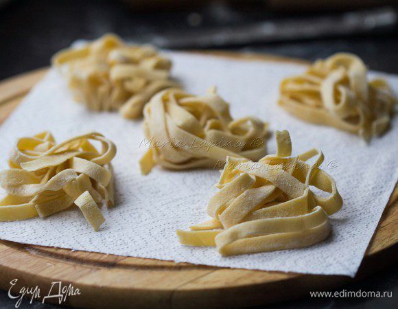 Так же пасту можно сушить, выложив ее на противень, но в этом случае ее придется периодически переворачивать. Мне же больше всего нравится складывать пасту в гнезда, т. к. в этом случае ее удобнее хранить в стеклянной банке (учтите, что свежая паста, свернутая в гнездо, сушится дольше — около 36 часов). Пасту предварительно нужно посыпать мукой и стряхнуть излишки. Раскладывать или развешивать пасту нужно просторно, чтобы она по возможности нигде не слиплась. Паста сохнет примерно сутки, нам нужно добиться ее жесткого и ломкого состояния. Засушенную пасту нужно сложить в герметичный и сухой (важно!) контейнер и можно хранить в шкафу около 1 месяца.