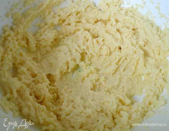 Масло взбить с сахаром и желтками. 

