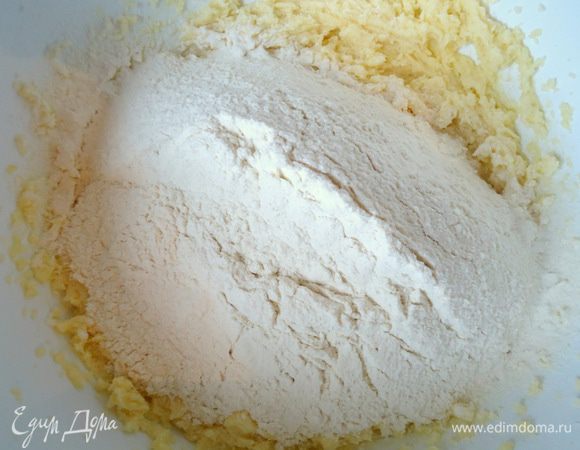 Муку просеять.

