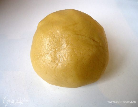 Замесить  мягкое тесто. Следует сказать, что это печенье советуют вымесить в тесто – машине в течение 14 минут. Я этого не делала.

