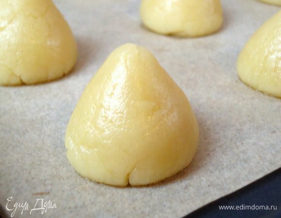 Выложить печенье на противень, застеленный пекарской бумагой.
Выпекать при 230-240 гр. 10 минут. Готовые печенья не должны быть загорелыми, а чуть кремовыми, иначе будут жесткими. 

