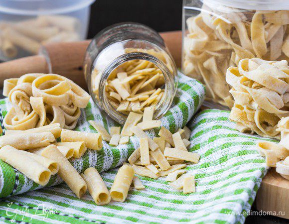 Такими способами можно заготавливать все виды пасты. Можно сделать листья лазаньи, ракушки или спиральки впрок. Если вам хочется большего разнообразия формы паст и более быстрого их приготовления, можно приобрести специальную машину по формовке пасты.