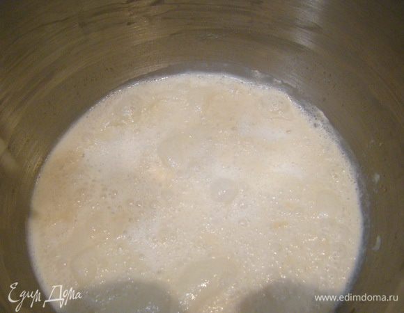 Хлеб. Соединяем дрожжи, сахар, молоко и воду; дожидаемся появления пузырьков.