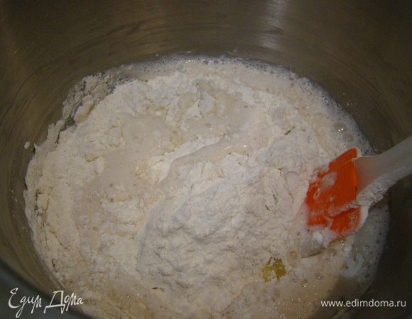 Всыпаем  часть (280 г) муки, размешиваем до однородного состояния.