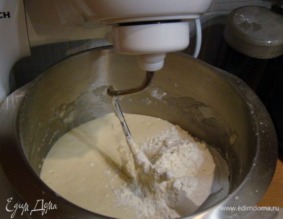 Всыпаем еще муку (140 г), долго вымешиваем.