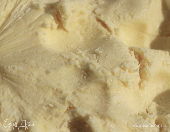 Если вы используете готовое покупное домашнее не соленое масло (тетеньки по утрам обычно кричат во дворах или купить на рынке), то обычно оно продается уже в замороженном виде, оставить его разморозиться в комнате, после нужно его тщательно промыть, желательно в нескольких водах, для вашего же здоровья.