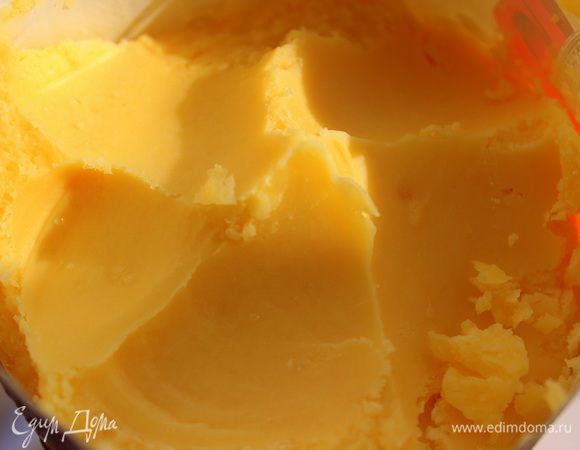 После посолить и оставить на пару часов при комнатной температуре. После попробовать на вкус соленость, если вас устраивает, еще раз размять его руками и разложить в контейнеры или пластиковые бутылки, и отправить в морозильник, если нет, то досолите по вашему вкусу. У нас всегда два вида, соленое и чуть соленое (именно его я использую для выпечки).