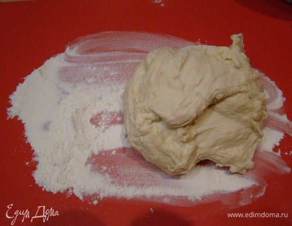 Выкладываем на раскаточную поверхность, припыленную мукой.