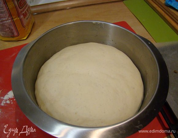 Смазать миску растительным масло, положить в нее тесто, накрыть, оставить в теплом месте на 50-60 минут.