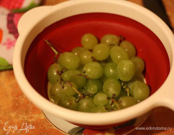 Вымоем виноград, просушим.