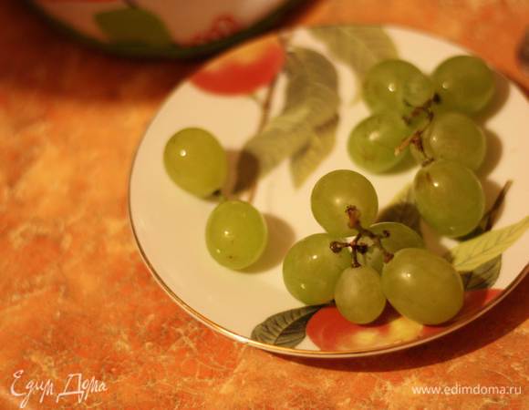 Разделим его на грозди по 3-4 ягодки, либо отделим аккуратно каждую. Стерилизованную банку наполним виноградом. Не утрамбовываем!