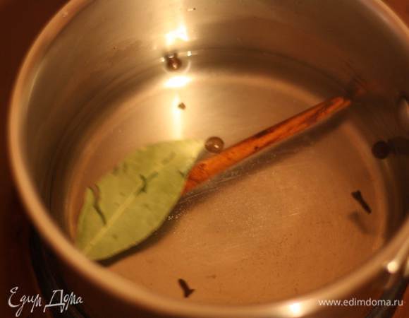 Делаем маринад. Для этого смешиваем воду и все специи (кроме уксуса), доводим до кипения. Корицу и лавровый лист убираем.