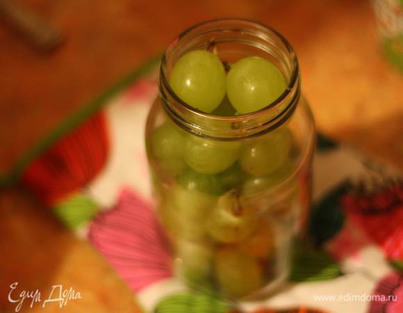 В банку добавляем уксус и заливаем кипящим раствором. Закрываем крышкой,переворачиваем и даем остыть. Храним в холодильнике.