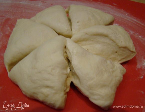 Делим тесто на 6 равных частей (для булочек) или 2 (для буханок).