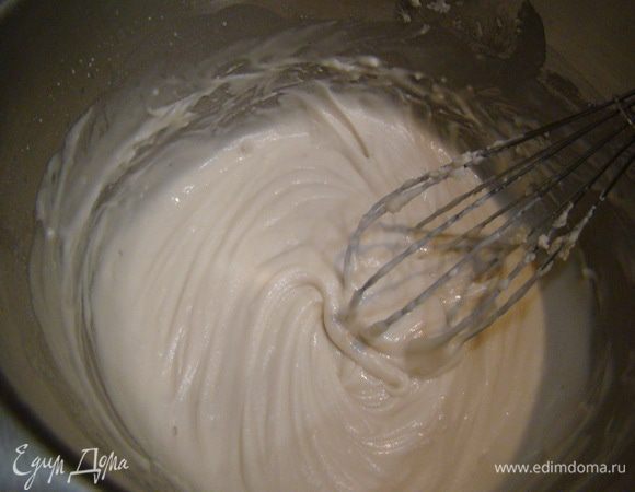 Всыпаем муку, размешиваем, добиваясь густоты сметаны (можно добавить больше или меньше муки). Духовку разогреваем до 190"С.