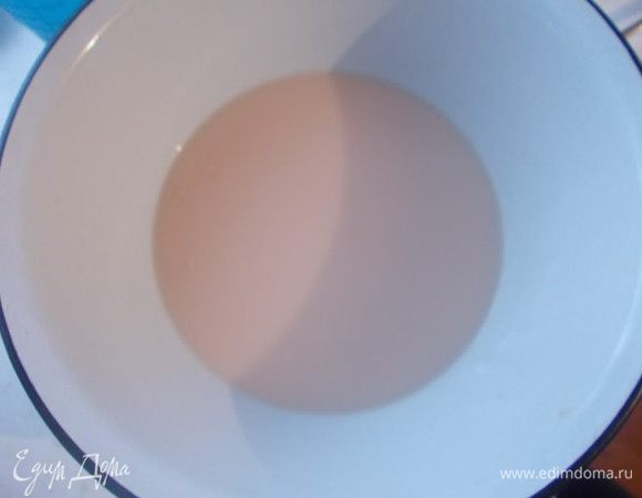 В дрожжи добавить сахарную пудру и налить немного воды (2-3 ст.л.) оставить на 10 минут в теплом месте.