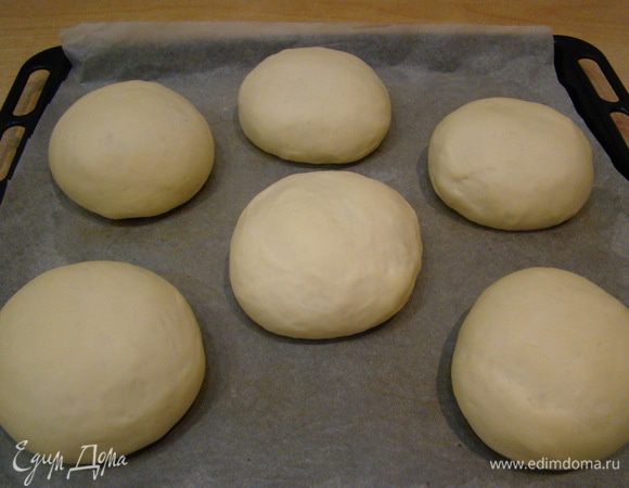 К тому времени, когда духовка нагреется, булки подрастут, а топпинг настоится.