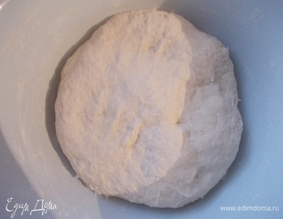 Затем добавить остальную воду и муку,замесить тесто. Накрыть его пленкой и оставить на 1 час в теплом месте.