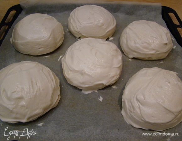 Обильно ровным слоем покрываем булочки, отправляем в духовку на 25 минут, выпекая при 180"С.