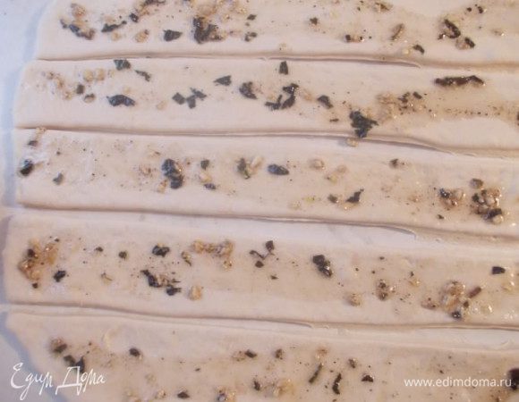 Порезат на полоски 5 см и смазать чесночно-масляной смесью.