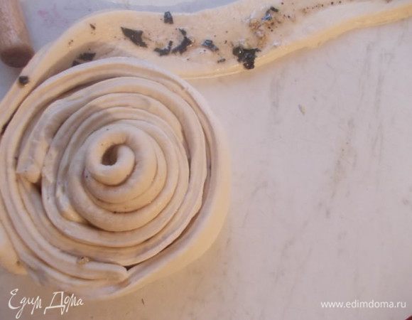 Начинаем сворачивать. Середину сворачиваем из краёв, дальше из остальных полосок, прижимая поплотнее друг другу.