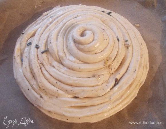 Сверху смазать оставшимся маслом и оставить на пол часа в теплом месте. Выпекать при 200С 33-35 минут.